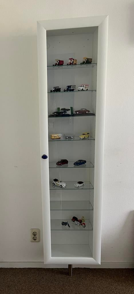 Vitrine kast met 8 glazen plaatjes, Ophalen, 50 tot 100 cm, Zo goed als nieuw, Minder dan 100 cm