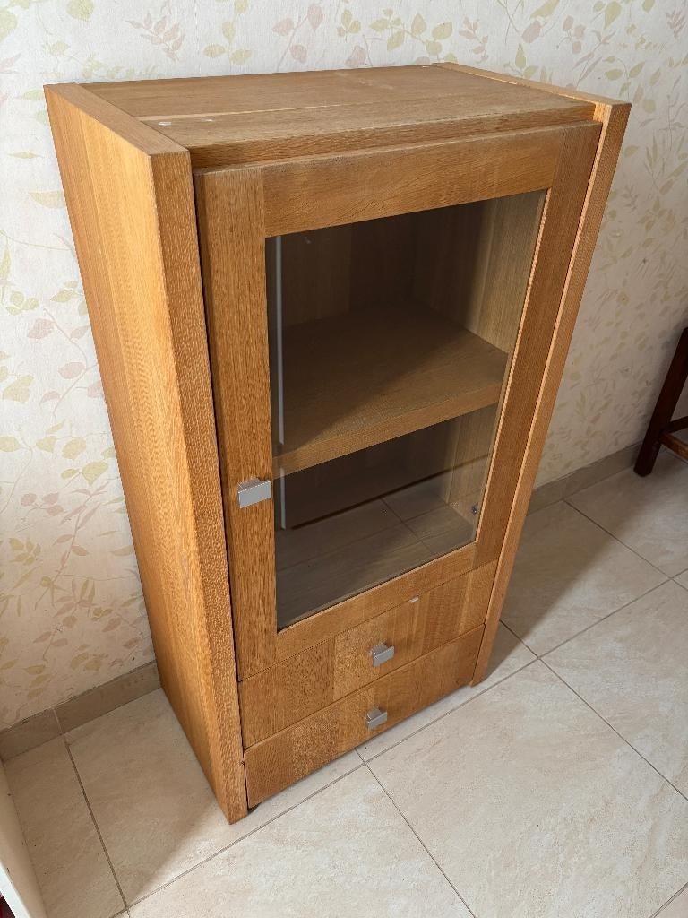 Vitrinekast met glazen deur en 2 lades. Massief hout, Ophalen, Strak hout, Gebruikt, Met deur(en)