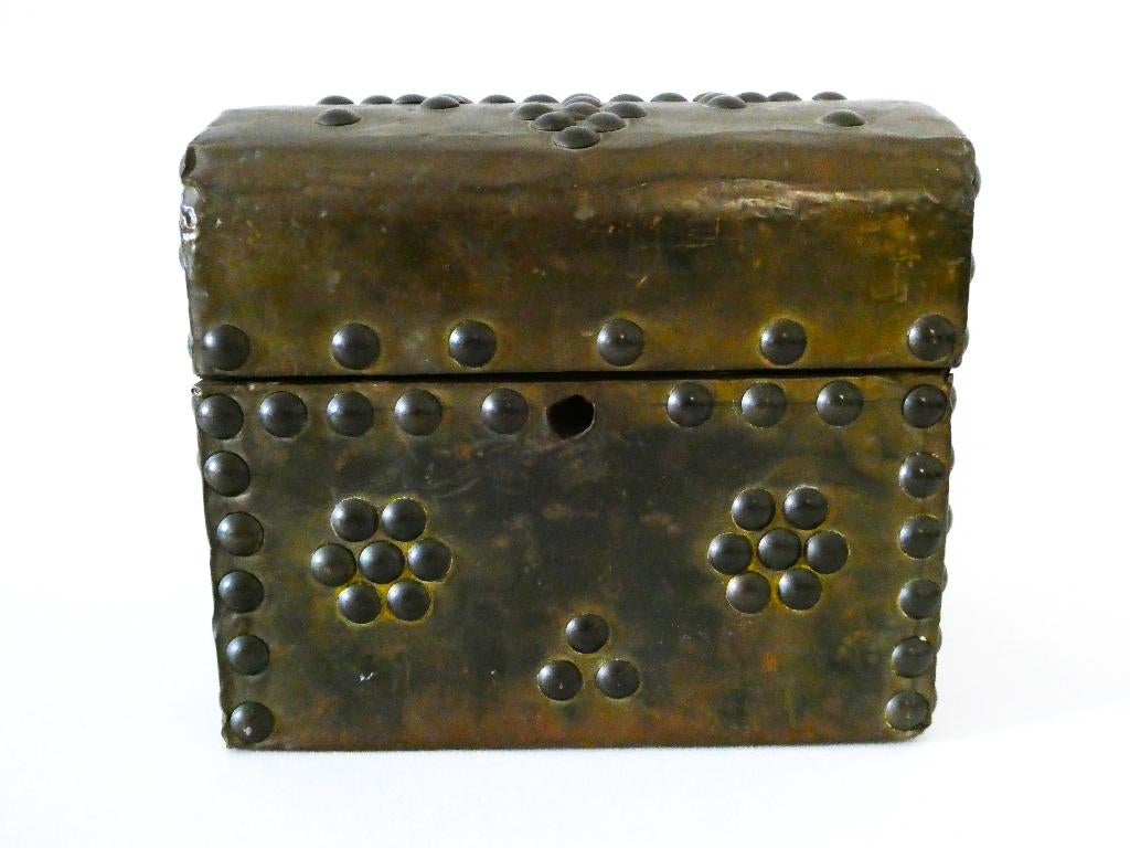 Antiek houten kistje / sieradenkistje messing bekleed nagels, Antiek en Kunst, Ophalen of Verzenden
