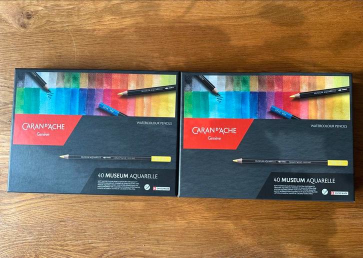 Twee lege Caran d'Ache dozen voor 80 potloden, Antiek en Kunst, Kunst | Overige Kunst, Ophalen of Verzenden