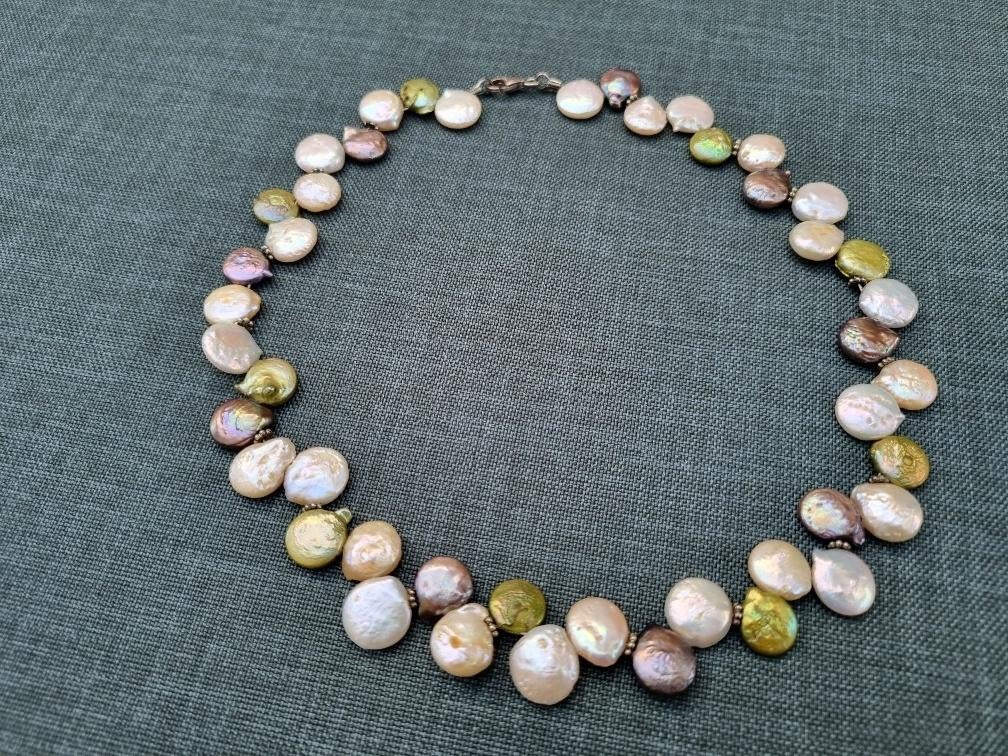 Ketting platte zoetwater parels zalm olijf grijsblauw, Overige materialen, Overige kleuren, Ophalen of Verzenden, Zo goed als nieuw