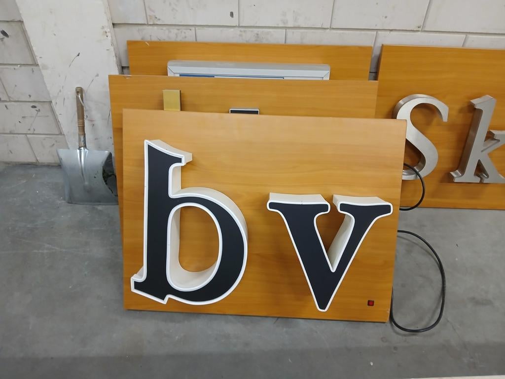 Letters bv lichtbak, Ophalen