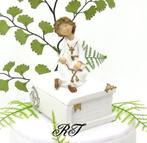 Super mooie communie beeldje, het jongetje zit op een bijbel, Ophalen of Verzenden, Nieuw, Versiering, Overige