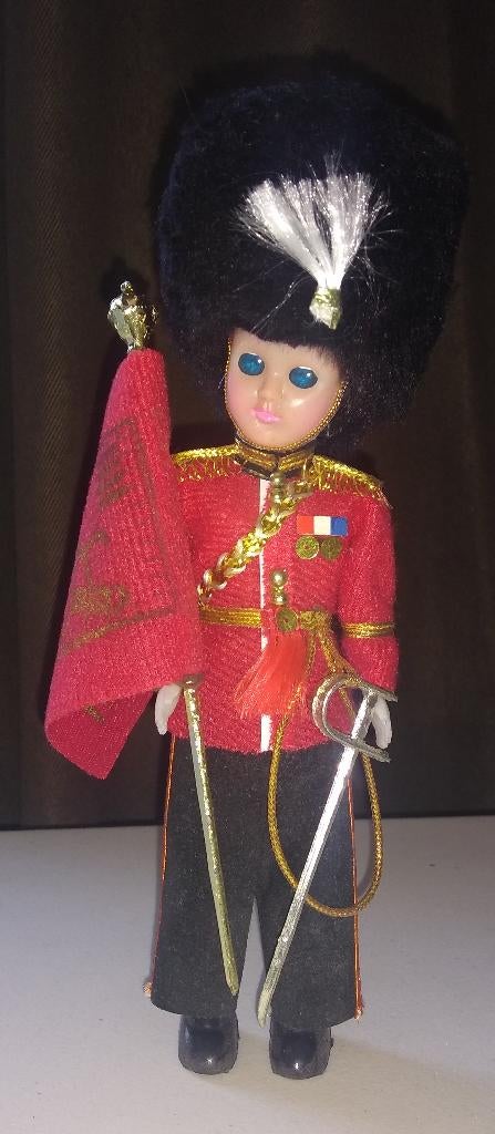 Kunststof Poppetje (m) Queens Guard met sabel en vaandel, Verzamelen, Ophalen of Verzenden, Gebruikt, Pop
