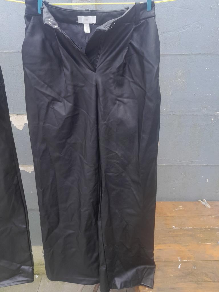 Nep leren broek h&m maat 36, Kleding | Dames, Broeken en Pantalons, H&M, Zwart, Ophalen of Verzenden, Zo goed als nieuw