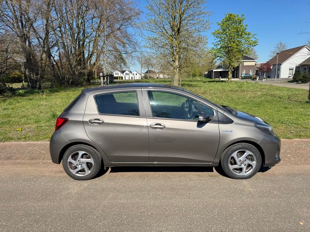 Toyota Yaris 1.5 HSD 55KW 5DRS 2016 Grijs, Auto's, 4 cilinders, 49 €/maand, Origineel Nederlands, Bedrijf