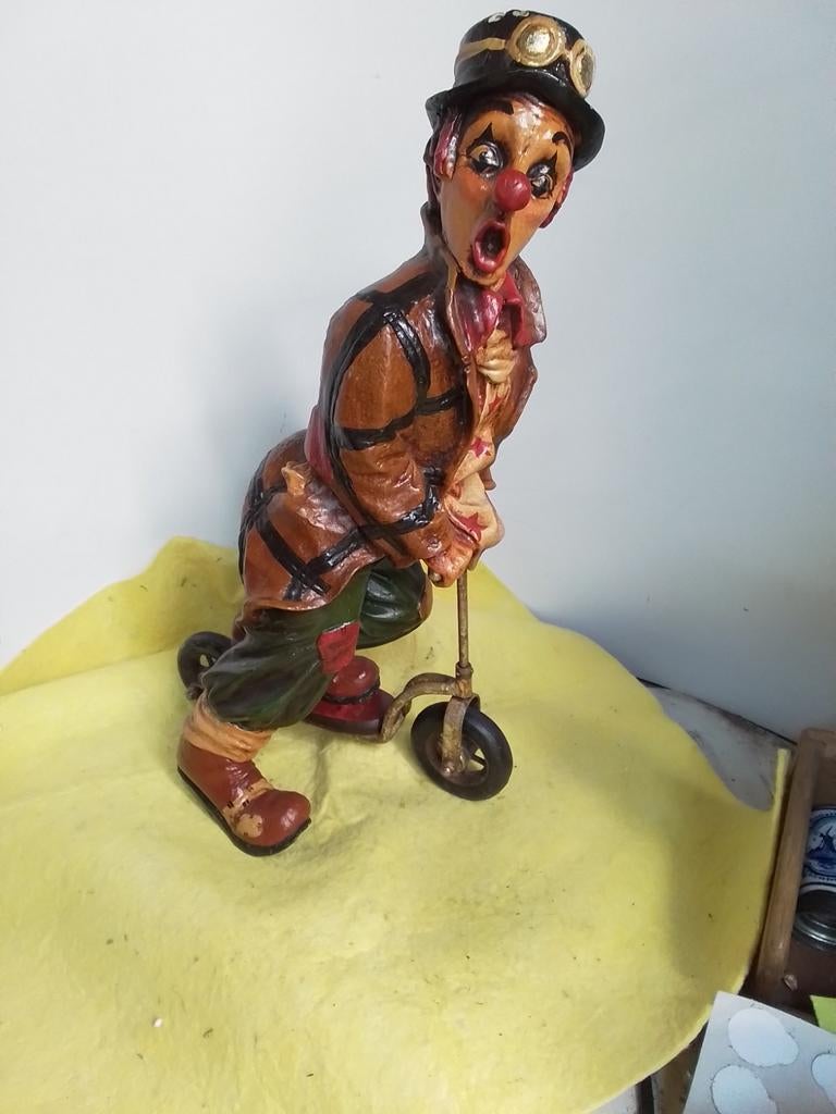 12207) mooie grote Clown op step  hoog 45cm, Verzamelen, Beelden en Beeldjes, Ophalen of Verzenden, Zo goed als nieuw