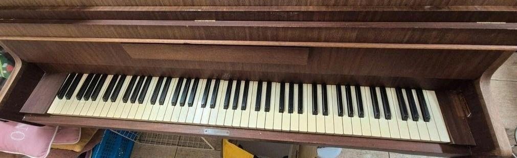 Gebruikte Piano - Klassiek Instrument Gratis af te halen, Muziek en Instrumenten, Ophalen, Gebruikt, Bruin, Piano