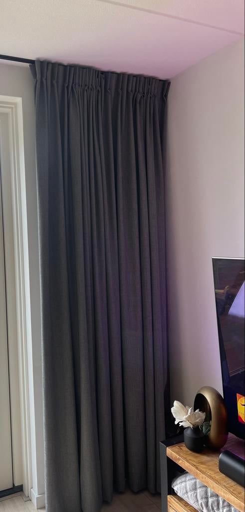 Antraciet gordijn met enkele plooi en zwarte rails, Huis en Inrichting, Stoffering | Gordijnen en Lamellen, Zo goed als nieuw