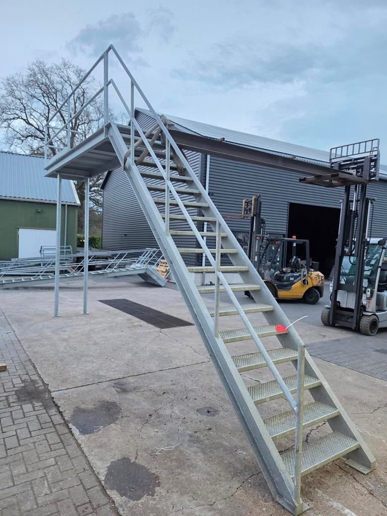 Stalen trap met bordes gegalv. Hoog 3,5 mtr. Nor034, Doe-het-zelf en Verbouw, Ladders en Trappen, Ophalen, 2 tot 4 meter