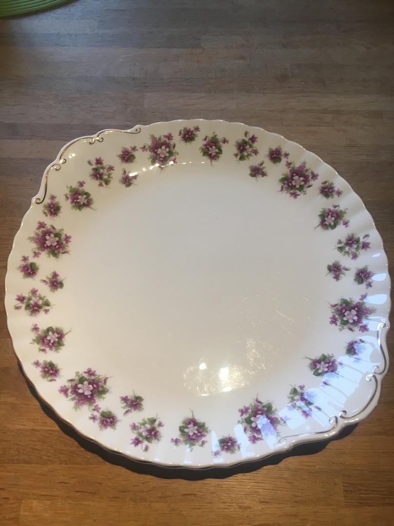 Royal Albert Sweet Violet vlaai schotel, Ophalen of Verzenden, Zo goed als nieuw, Porselein, Kop en/of schotel