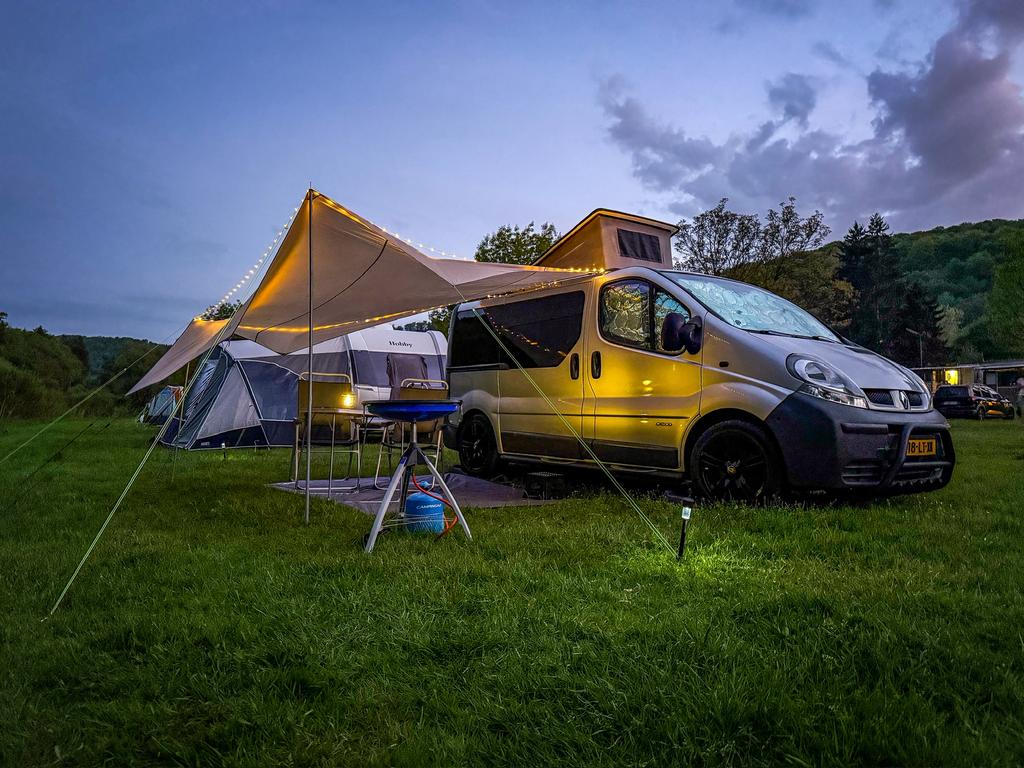 Compacte Renault Trafic buscamper L1H1, Alcantara, Grijs, 81 pk, 6 stoelen