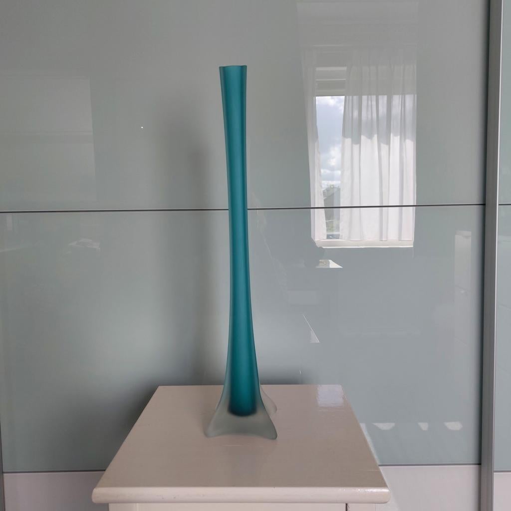 Hoge turquoise glazen vaas, Ophalen of Verzenden, Zo goed als nieuw, Glas