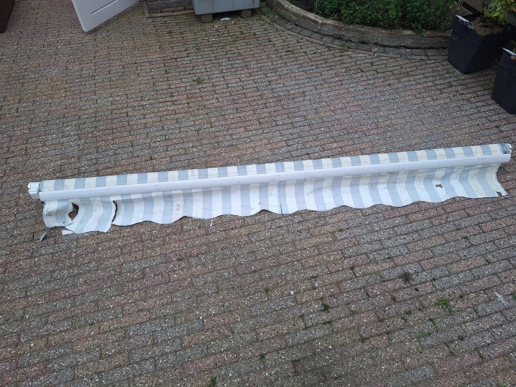 Zonnescherm met blauw-wit gestreept doek, Tuin en Terras, Zonneschermen, Ophalen, Gebruikt, 250 cm tot 450 cm, Knikarmscherm