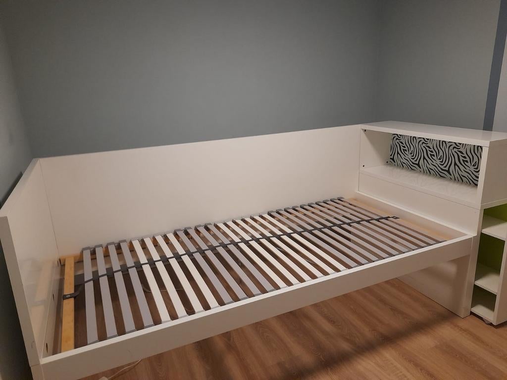 Ikea bed 1 persoon wit met schappenkast, Huis en Inrichting, Slaapkamer | Bedden, Ophalen, 90 cm, Eenpersoons, Wit