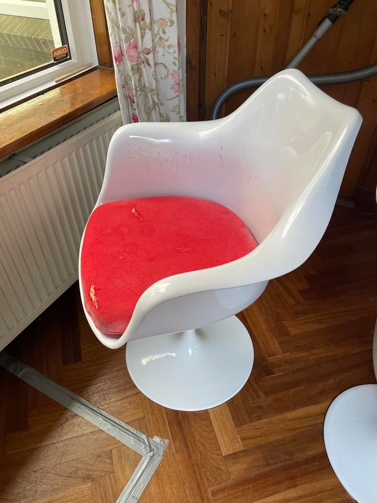 Tulip Stoel met Rood Kussen, Ophalen