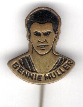 Bennie Muller zwart op koper voetbal speldjes( S_137 ), Verzenden, Nieuw, Sport, Speldje of Pin