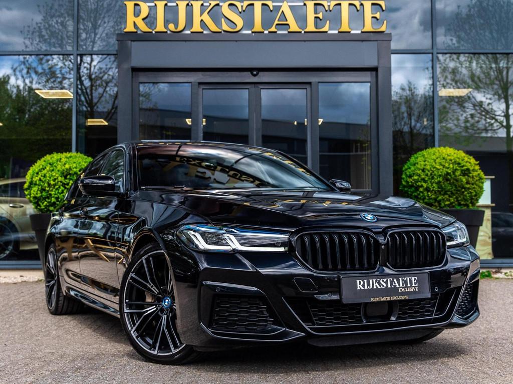 BMW 5-serie 545e xDrive M-SPORT|PANO|360°|H&K|ACC|20'', Auto's, BMW, Automaat, Gebruikt, 394 pk, Zwart