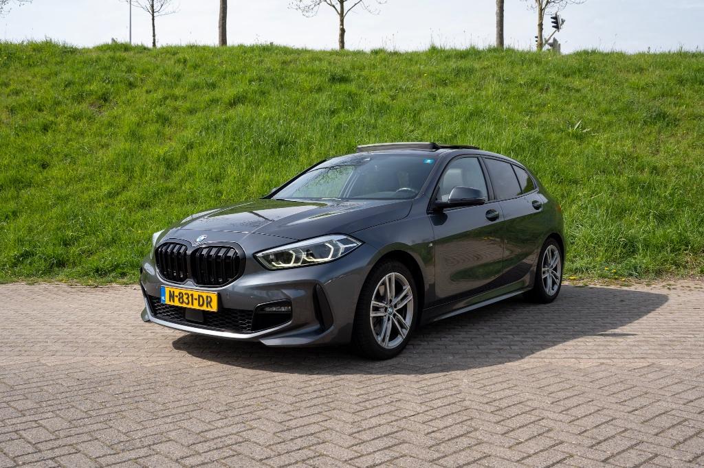 BMW 1-Serie 118i M - Sport / NL AUTO / PANODAK / SFEERVERL., Auto's, BMW, 136 pk, Leder en Stof, Particulier, 3 cilinders