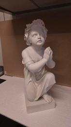 Antiek Bisquit Beeld van Knielend Kindje, Antiek en Kunst, Ophalen of Verzenden