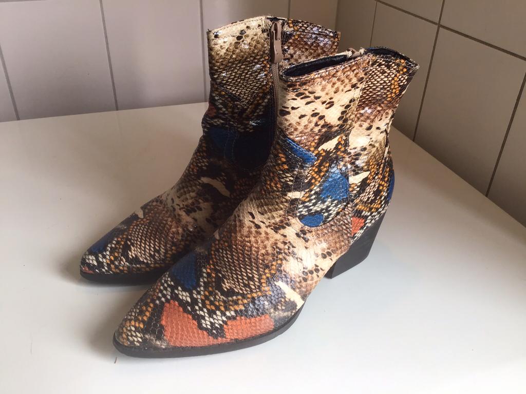 Aparte leren laarsjes, mt 42, Ophalen of Verzenden, Zo goed als nieuw, Zwart