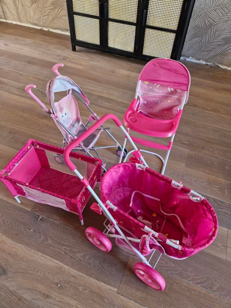 Een poppenset met 2 kinderwagens, bedje en stoel, Ophalen, Zo goed als nieuw, Babypop