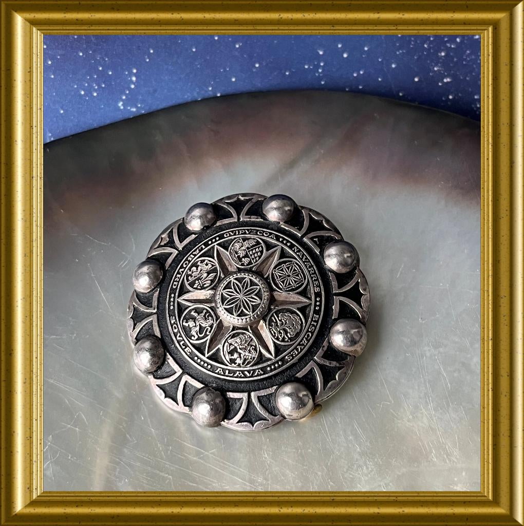 Oude ronde broche: Oritza, Baskenland, Ophalen of Verzenden, Overige materialen, Broche