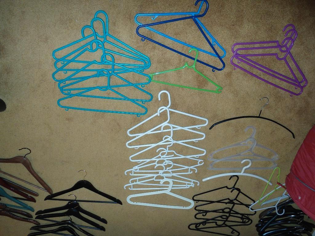 kledinghangers van kunststof verschillende kleuren, Ophalen of Verzenden, Zo goed als nieuw, Kunststof, Kinderen en Volwassenen