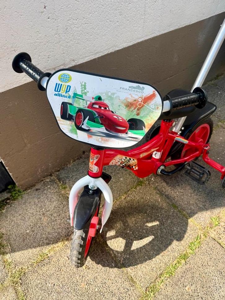 Cars fiets met duwstang 10 inch, Fietsen en Brommers, Fietsen | Kinderfietsjes, Zo goed als nieuw, Minder dan 16 inch, Zijwieltjes