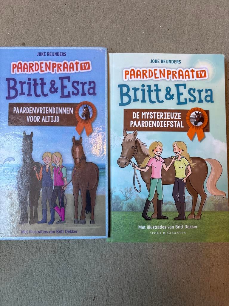 Paardenpraat TV Boekjes: Britt & Esra - 2-delige set, Ophalen of Verzenden, Gelezen, Fictie algemeen