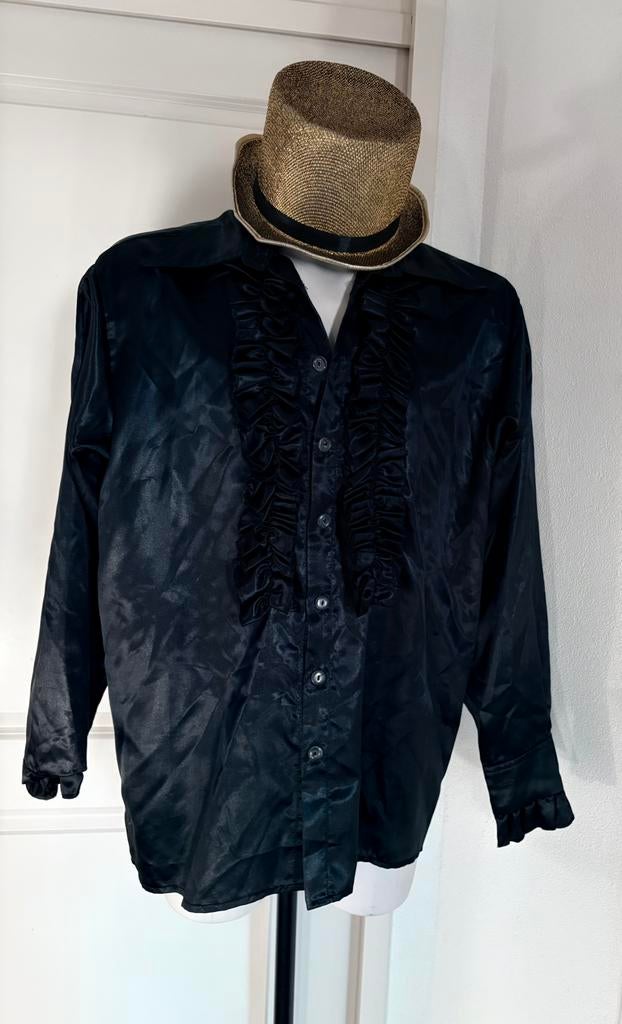 Zwarte satijnen blouse Maat M + hoed Foute Party Feest, Ophalen of Verzenden, Zo goed als nieuw, Maat 52/54 (L)