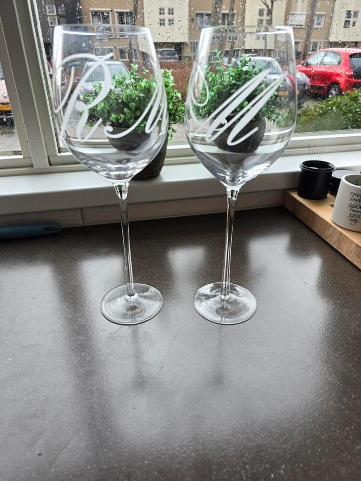 Grote Riviera Maison wijnglazen met initialen R en M, Huis en Inrichting, Keuken | Keukenbenodigdheden, Zo goed als nieuw, Ophalen