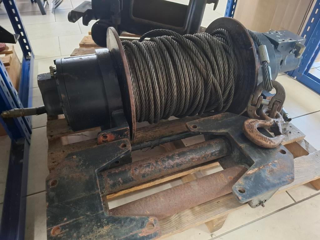 Lier 9 ton hydraulisch trekker landbouw unimog, Ophalen