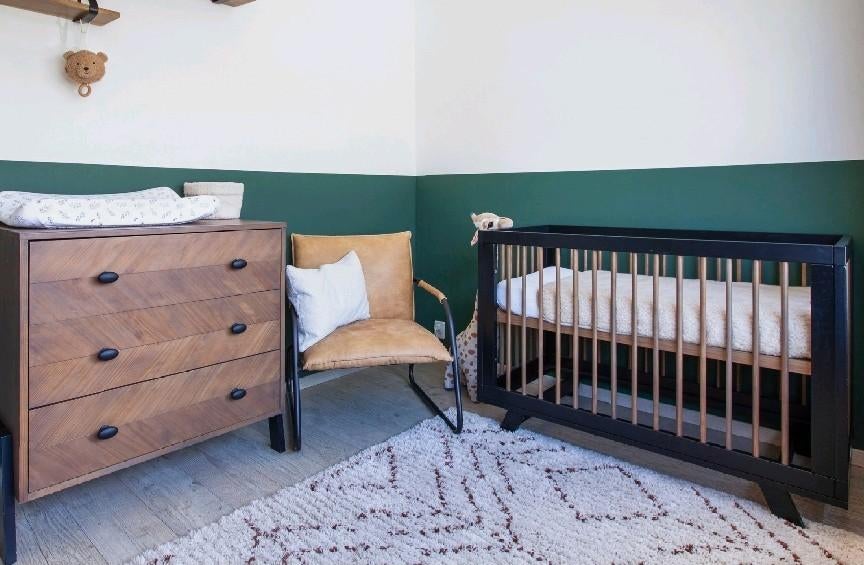 Babykamer, commode en ledikant walnoot/donkerbruin/visgraat, Ophalen, Gebruikt, 50 tot 70 cm, 100 cm of meer