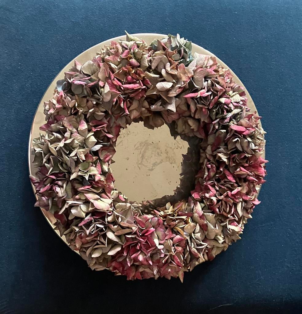 Ingedroogde hortensia krans op zilverkleurige schaal, Huis en Inrichting, Woonaccessoires | Kransen, Ophalen of Verzenden, Gebruikt