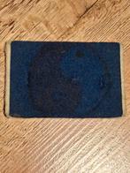 AAT baret embleem achterkantje, Ophalen of Verzenden, Landmacht, Nederland, Embleem of Badge