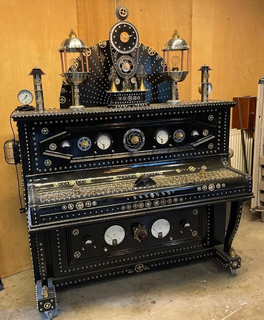 Steampunk kunstenaar biedt aan 60 steampunk creaties, Ophalen