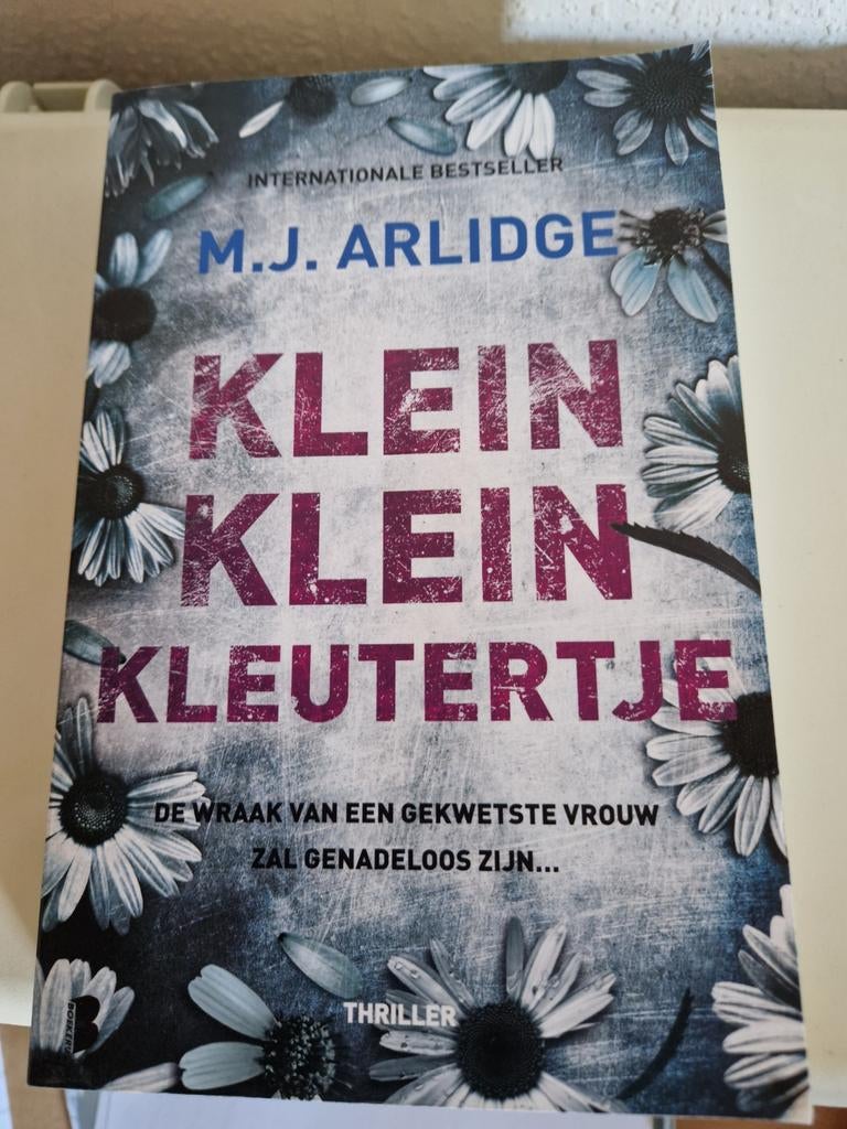 M.J. Arlidge - Klein Klein Kleutertje (Thriller), Boeken, Ophalen of Verzenden, Gelezen, M.J. Arlidge, Europa overig