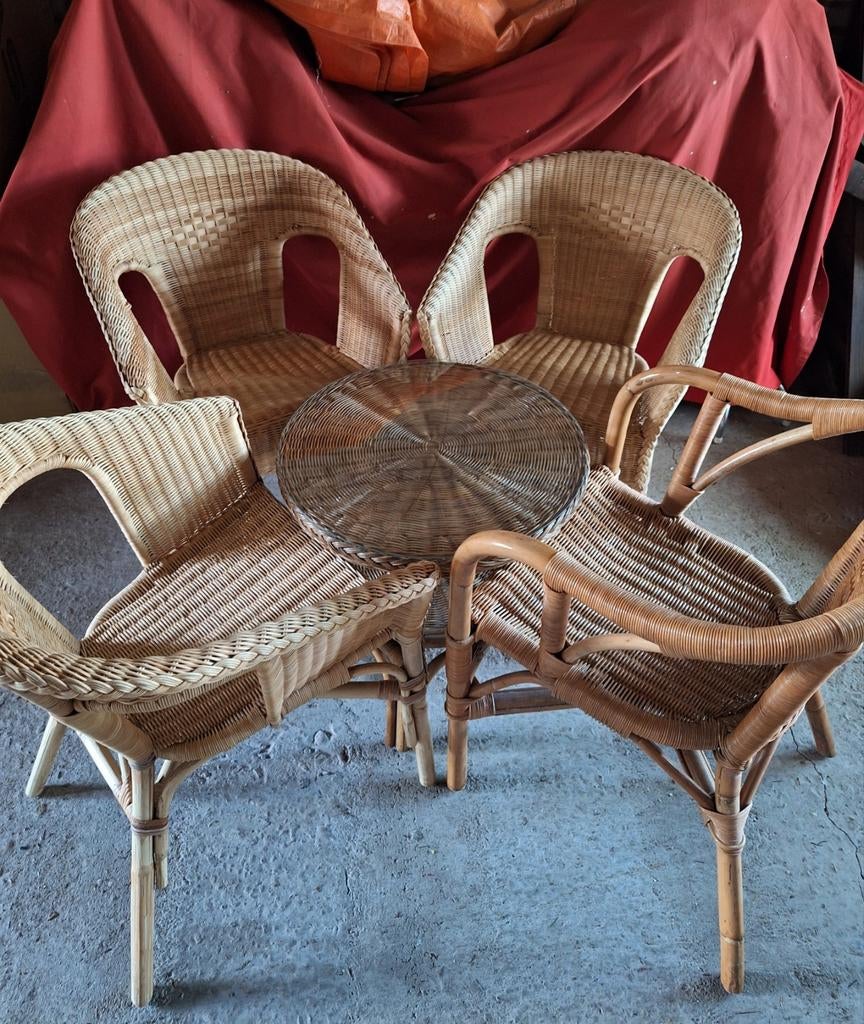 4 rieten stoelen en tafeltje ,zie foto's., Ophalen, Gebruikt, Rotan
