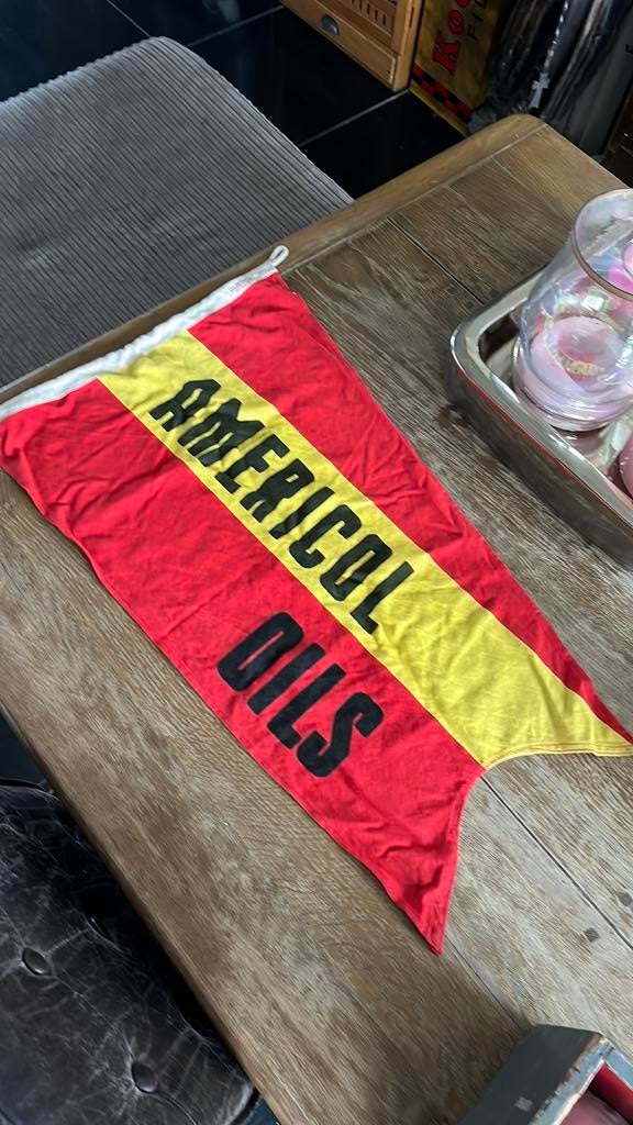 Oude reclame vlag voor Americol oils in goede staat, Ophalen of Verzenden, Gebruikt, Gebruiksvoorwerp