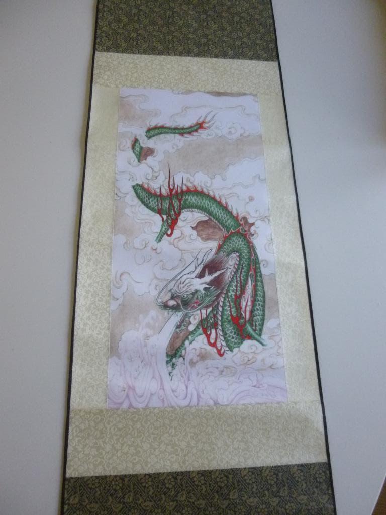 chinese scroll op stof, draak of vis,  houten rol onderaan, Verzenden