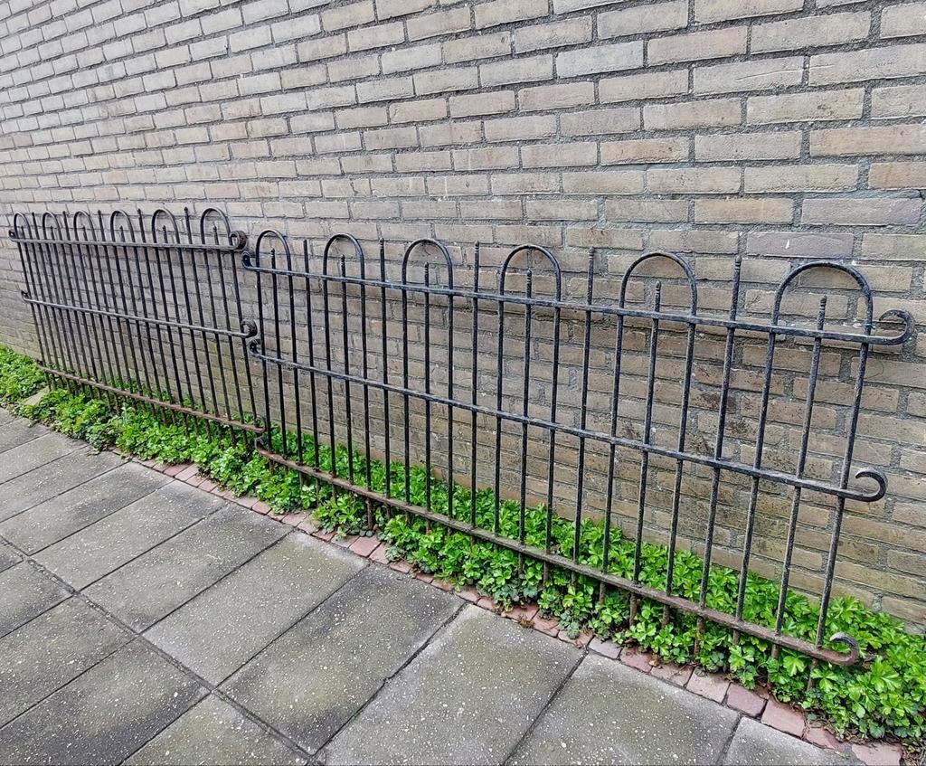 Oud zwaar smeden ijzeren hekwerk 2 delen totaal 426 cm, Ophalen, Gebruikt, IJzer, Sierhekwerk