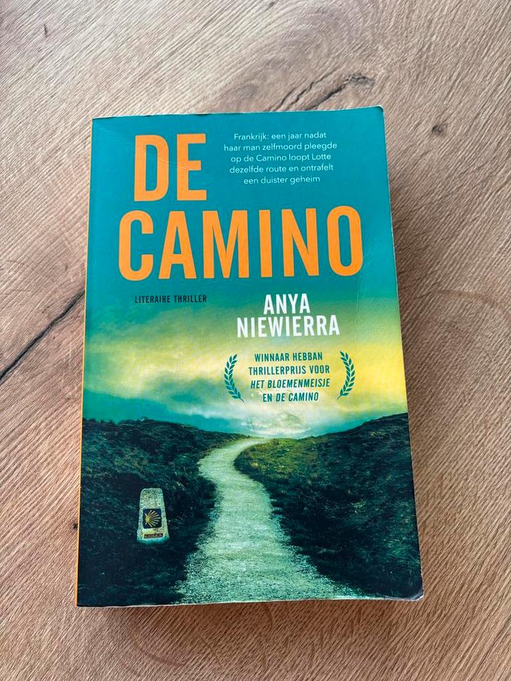 De Camino - Anya Niewierra, Boeken, Thrillers, Zo goed als nieuw, Nederland, Ophalen of Verzenden