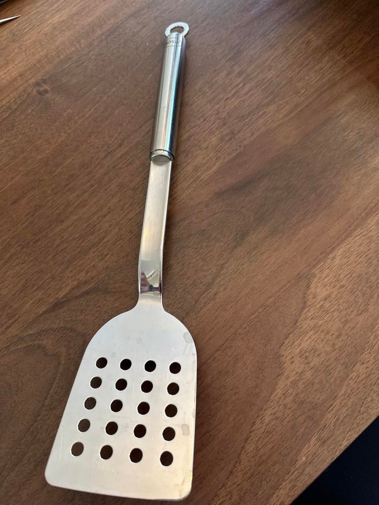 Rösle spatel met gaatjes, Huis en Inrichting, Keuken | Keukenbenodigdheden, Zilver, Ophalen of Verzenden, Metaal, Overige merken