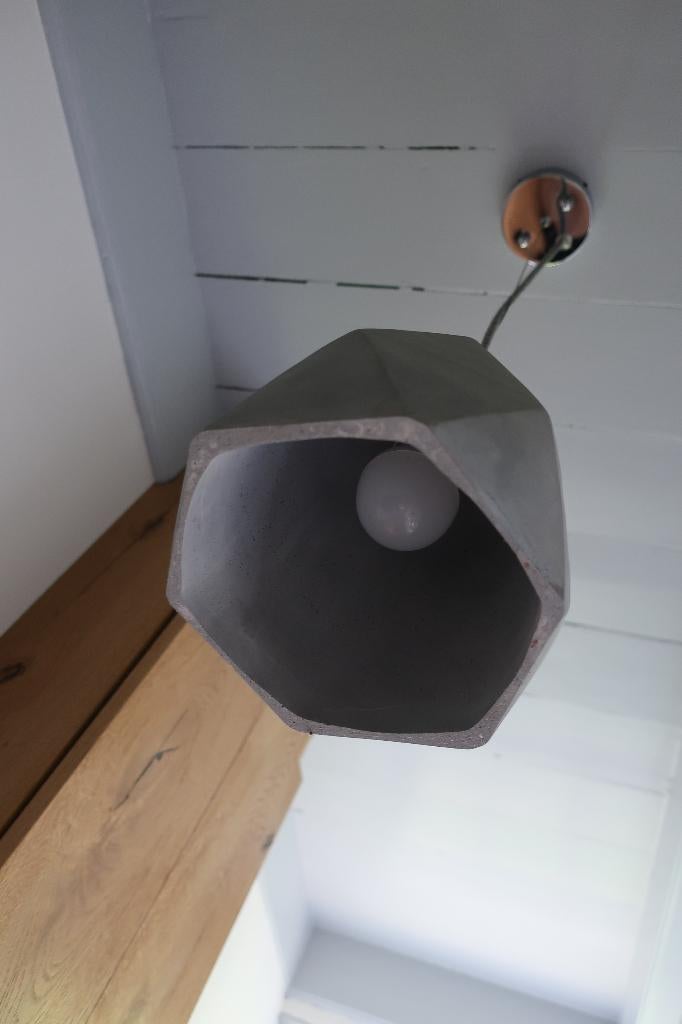 zo goed als nieuw. betonnen hanglamp, Ophalen of Verzenden, Zo goed als nieuw, Overige materialen, Minder dan 50 cm
