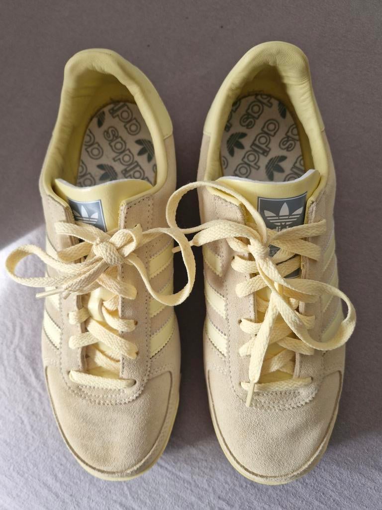 ADIDAS SNEAKERS zacht geel maat 42 2/3, Ophalen of Verzenden, Zo goed als nieuw, Geel, Sneakers of Gympen