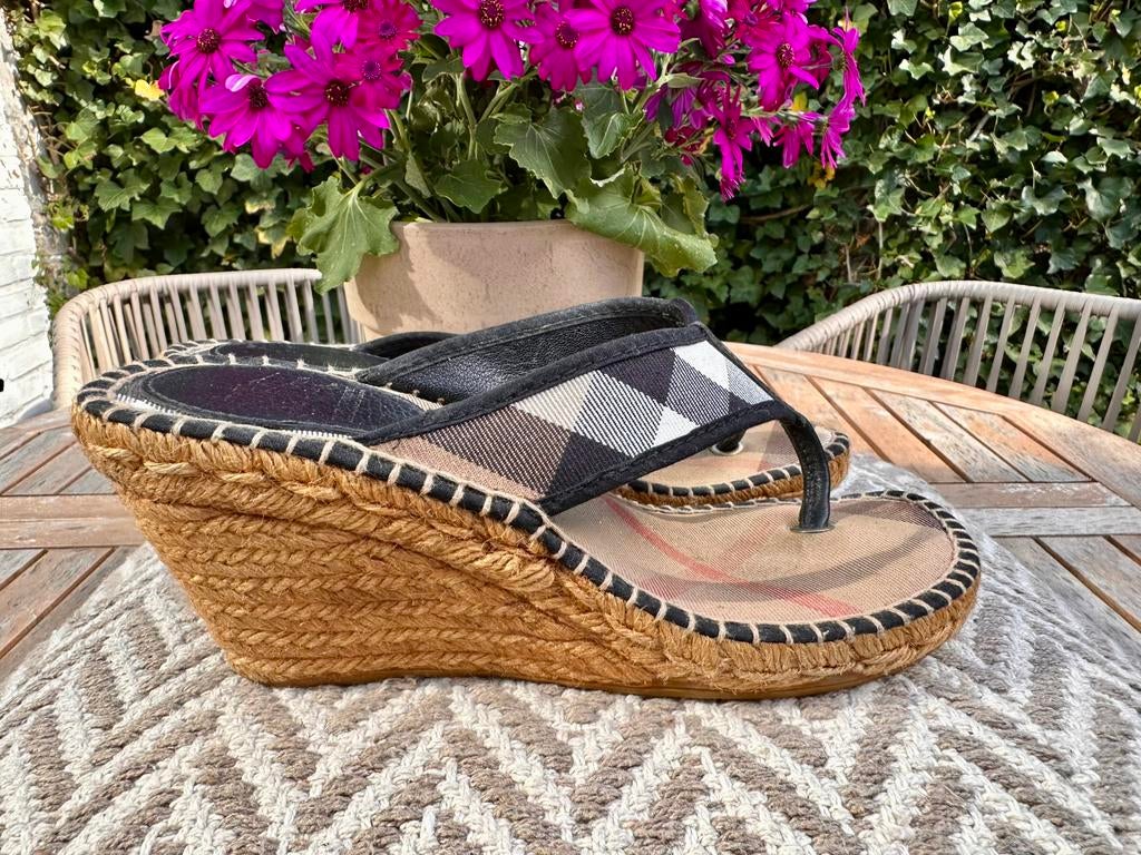 Burberry slippers maat 38 Origineel!!, Slippers, Overige kleuren, Ophalen of Verzenden, Gedragen