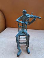 Bronzen beeldje van vioolspeler op stoel hoogte 16cm viool, Ophalen of Verzenden