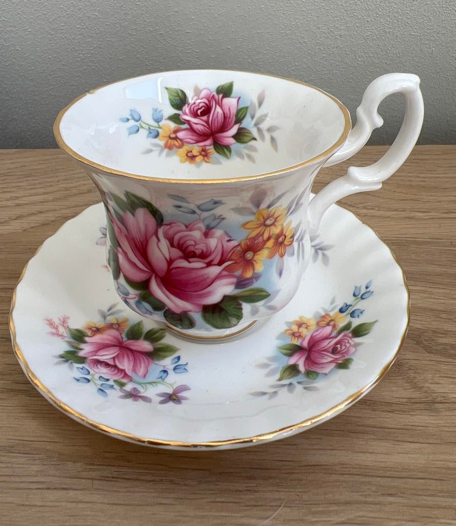 Royal Albert Kop en Schotel - Summertime Series 🌸, Ophalen of Verzenden, Zo goed als nieuw, Porselein, Kop en/of schotel