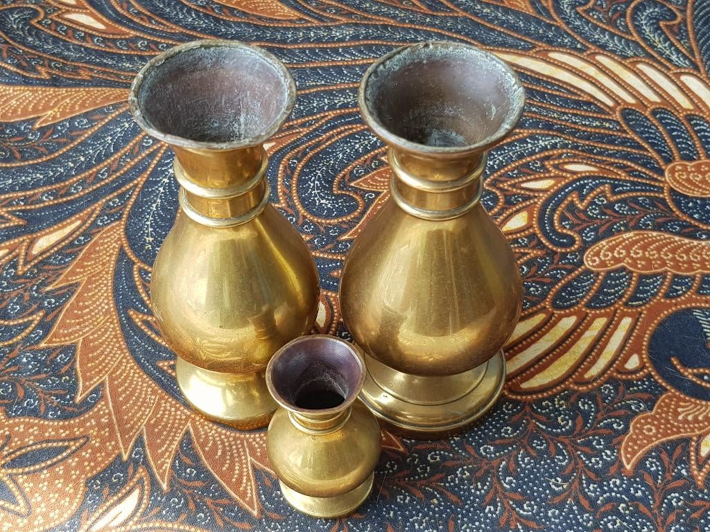 Drie originele antieke Engelse vaasjes van koper uit 1840., Ophalen of Verzenden